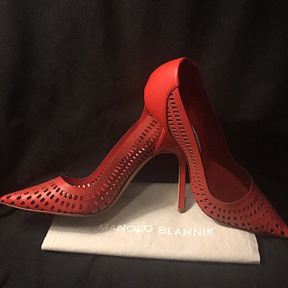 👠💥HOST PICK💥MANOLO BLAHNIK - LEATHER CUTOUT ACCENT PUMPS - Picture 13 of 13